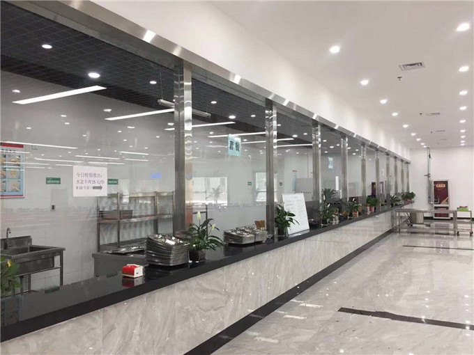 商用廚房設(shè)計(jì)與廚房設(shè)備結(jié)合，使食堂布局更合理